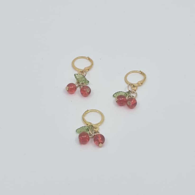 Kirsebær med blader i glass