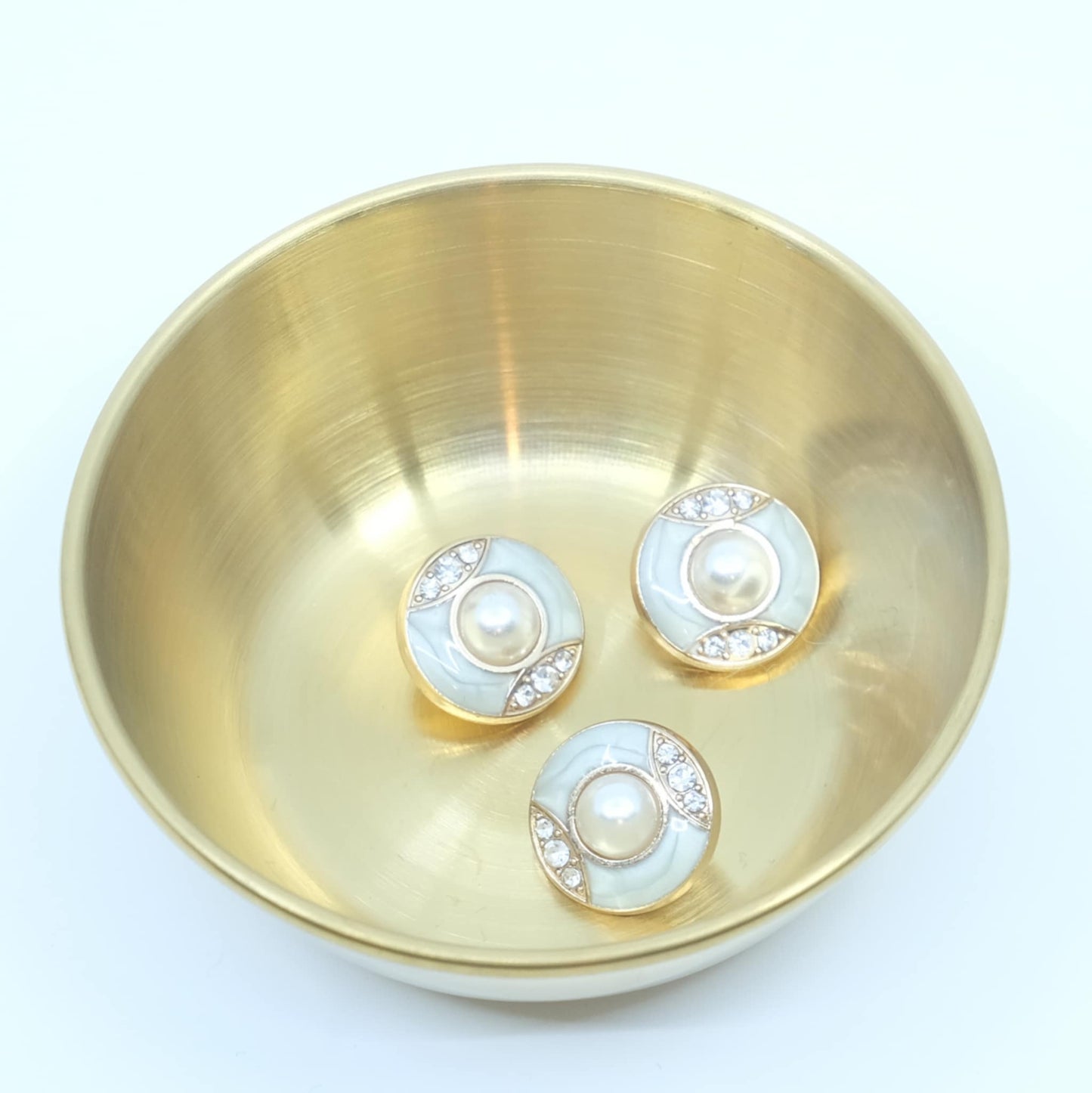 Rund knapp med perle og perlemor