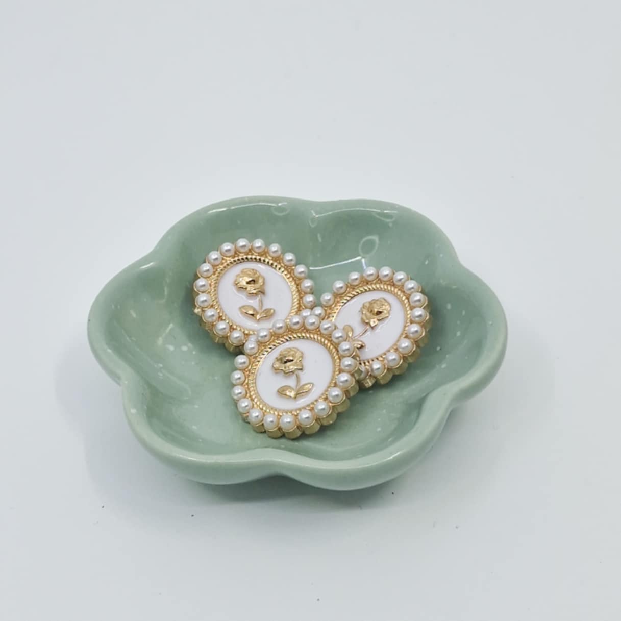 Roseknapp med perlekrans