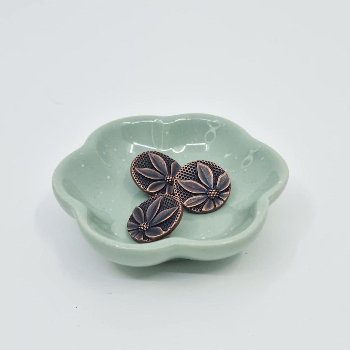 Mørk tusenfrydknapp