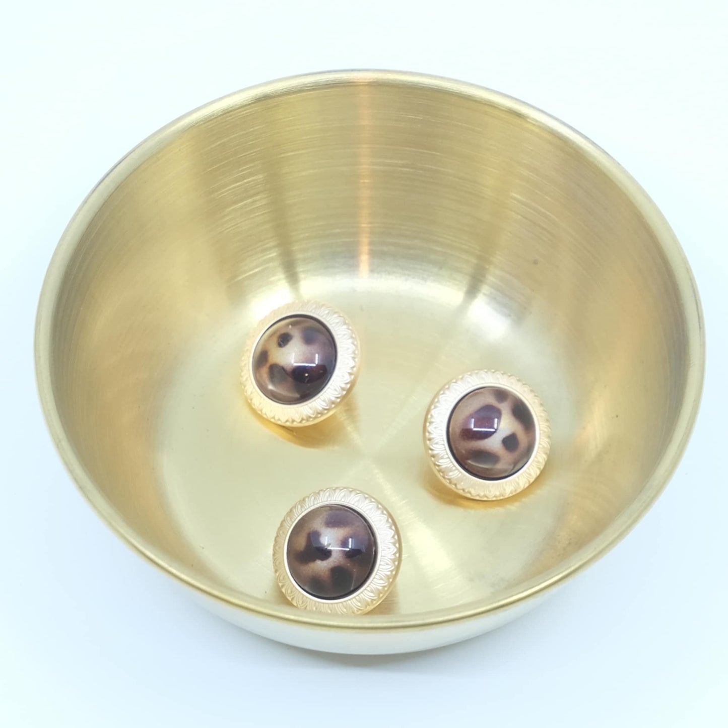 Gullknapp med farget sten