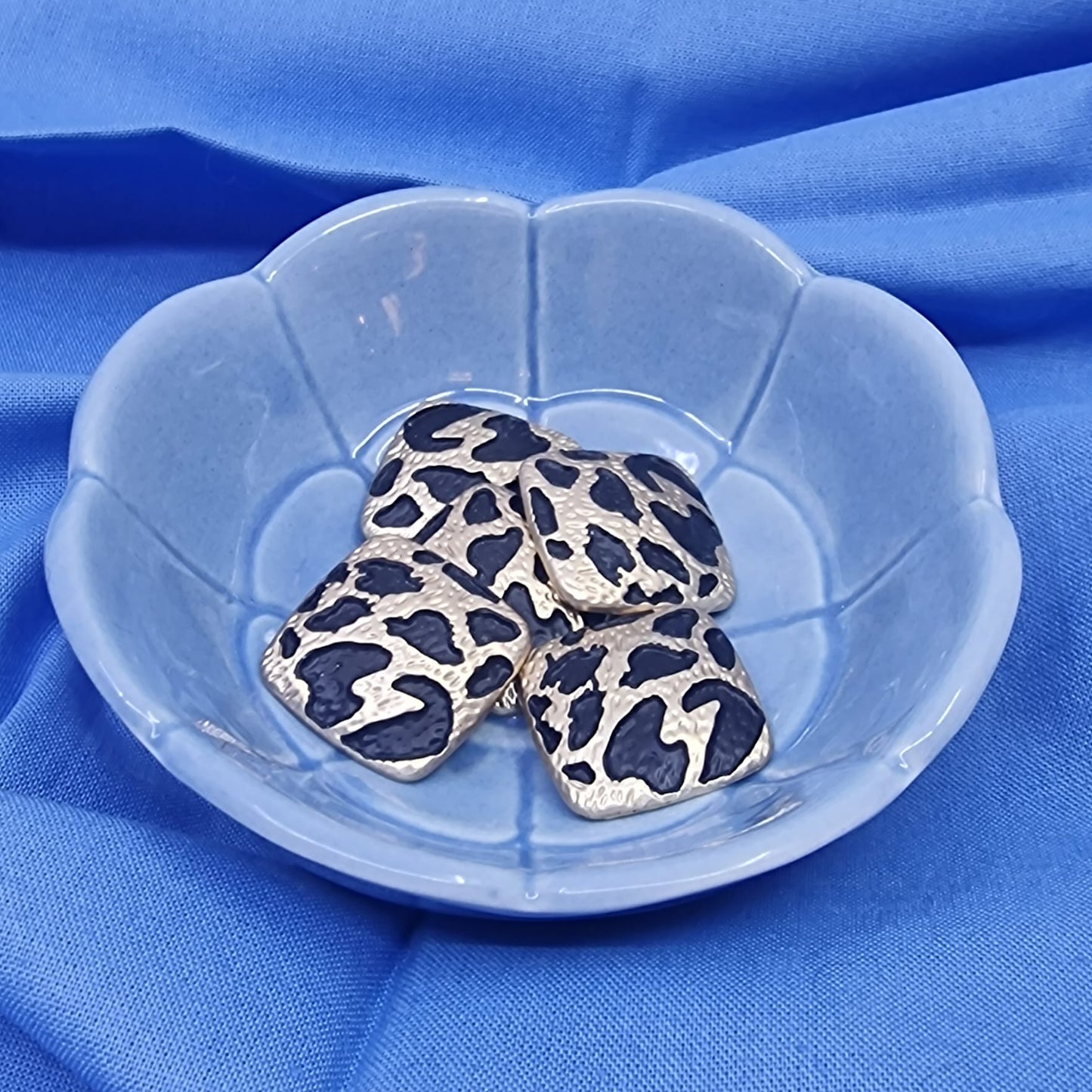 Firkantet gullknapp med leopardmønster