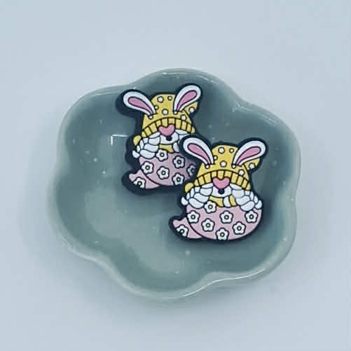 Påskehare med rosa egg og lue