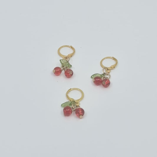 Kirsebær med blader i glass