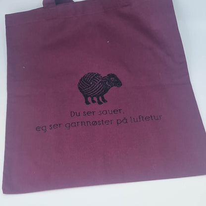 Handlenett med forskjellig tekst