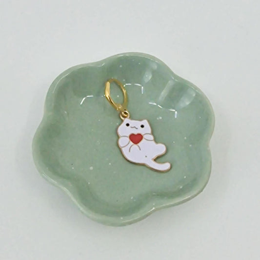 Hvit katt med hjerte