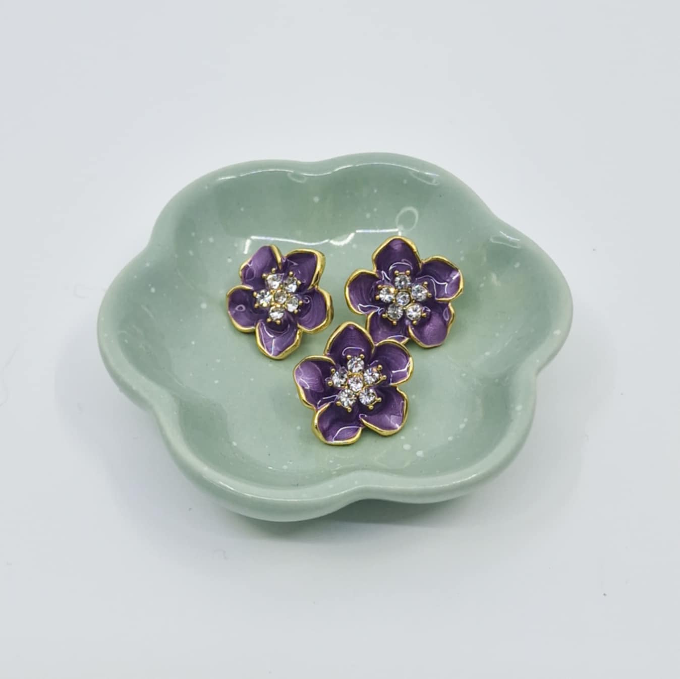 Knapp med lilla blomst