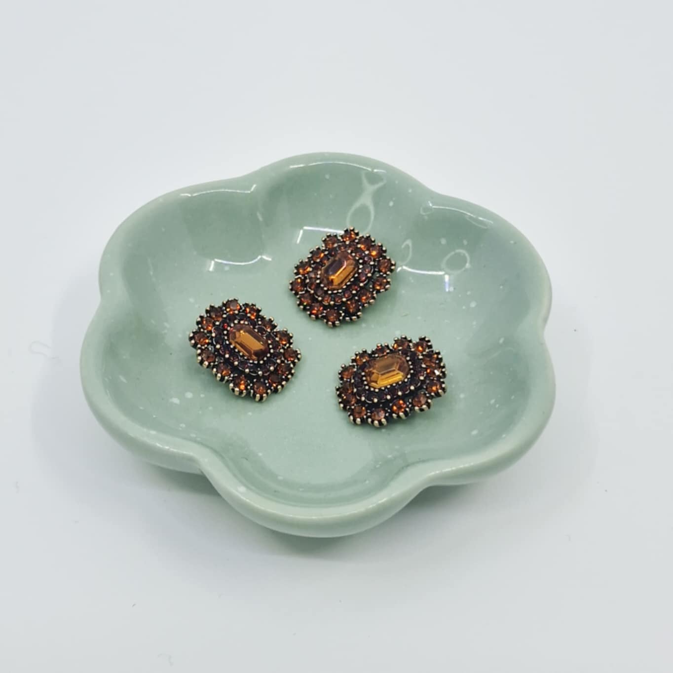 Knapp med svarte stener