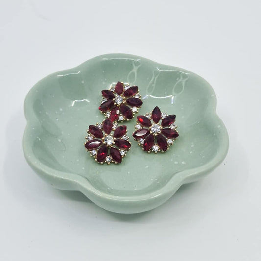 Knapp med rød blomst