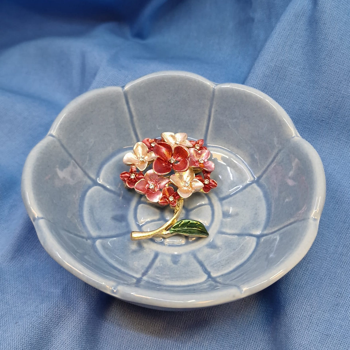 Brosje - Rosa blomster i gull