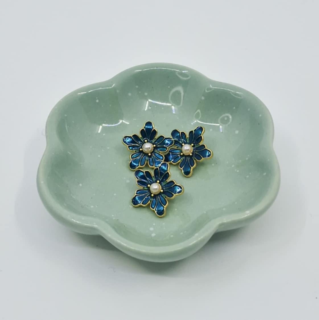 Turkis blomst med perle