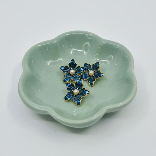 Turkis blomst med perle