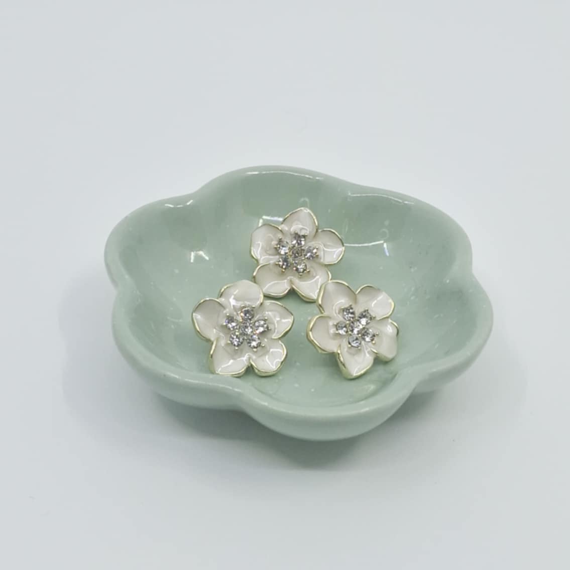 Knapp med hvit blomst