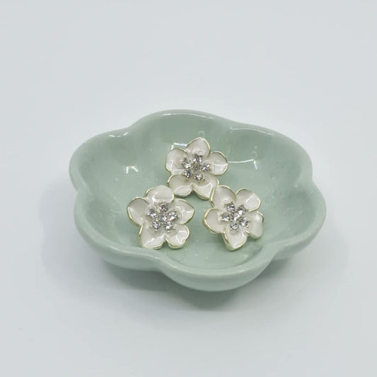 Knapp med hvit blomst