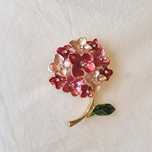 Brosje med rosa og hvite blomster